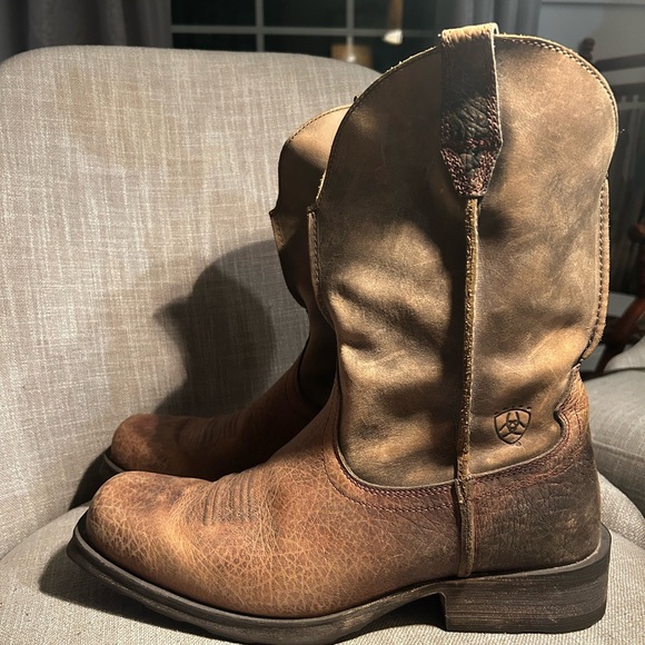ariat cowboy boots, men size 9, worn a few time still in good condition - Picture 1 of 3